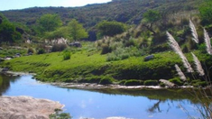 El acceso a Pueblo Escondido es parte de la aventura. Desde Puesto El Tono, los senderos peatonales y caminos de montaña conducen hacia el pueblo, pasando por el Salto del Tigre, una de las cascadas más imponentes de Córdoba.&nbsp;