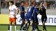 Los jugadores de Talleres festejan la victoria en Chile. Los jugadores de Talleres festejan la victoria en Chile.