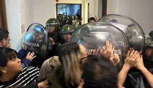 Gendarmería Nacional reprimiendo en la Comisión Nacional de Energía Atómica.