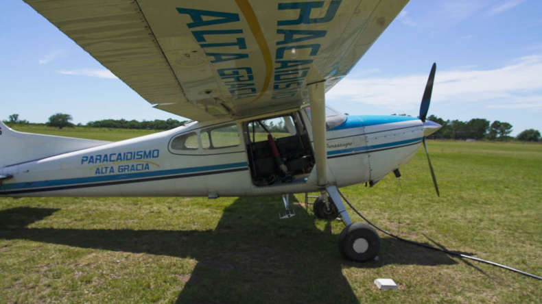 Propuesta de turismo extremo en Argentina con salto en tándem y caída libre en Alta Gracia.