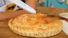 Con ingredientes simples que se encuentran fácilmente en cualquier cocina, esta tarta se erige como una opción práctica. Con ingredientes simples que se encuentran fácilmente en cualquier cocina, esta tarta se erige como una opción práctica.