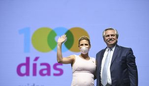 Vilma Ibarra, Carla Vizzotti, Fabiola Yañez y Elizabeth Gómez Alcorta acompañaron al Presidente.