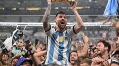 Los hinchas quieren volver a ver a Messi con la Copa del Mundo en Argentina. Los hinchas quieren volver a ver a Messi con la Copa del Mundo en Argentina.