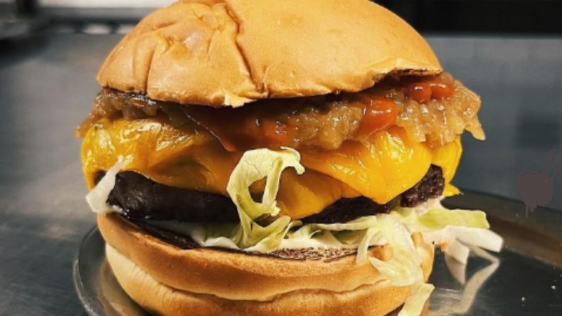 El restaurante barato de Buenos Aires con una hamburguesa que chorrea sabor.