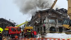 Dotaciones de bomberos trabajan en Courchevel para mitigar el fuego en el hotel Grandes Alpes. Dotaciones de bomberos trabajan en Courchevel para mitigar el fuego en el hotel Grandes Alpes.