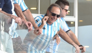El actor vio al equipo de Gustavo Costas en el estadio de Paraguay. El actor vio al equipo de Gustavo Costas en el estadio de Paraguay.