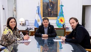 Kicillof, junto al ministro de Hacienda y Finanzas, Pablo López, y la presidenta del IPS, Marina Moretti.