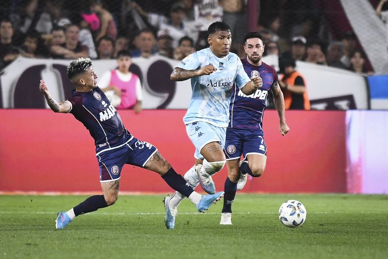 Roger Martínez contra Lanús.