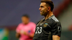 video: la atajada espectacular de dibu martinez que aseguro el triunfo de argentina ante chile video: la atajada espectacular de dibu martinez que aseguro el triunfo de argentina ante chile