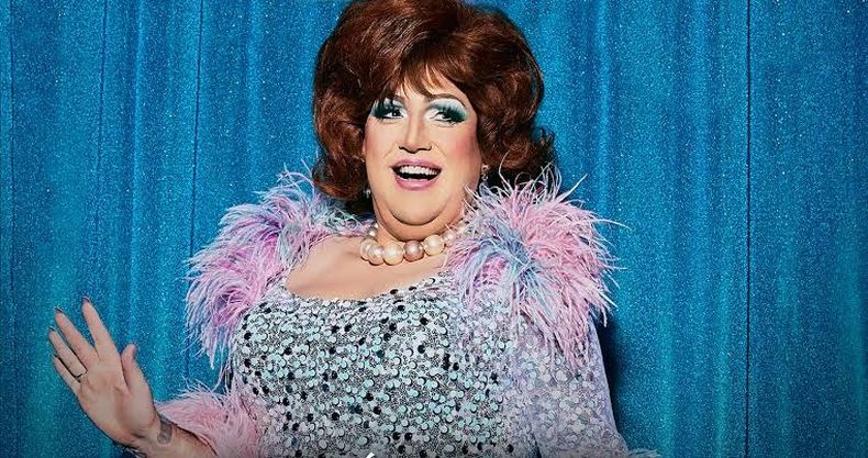 Damian Betular en la piel de Edna Turnblad en Hairspray.