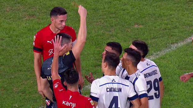 Doble amarilla para Navarro y penal para Independiente frente a Talleres