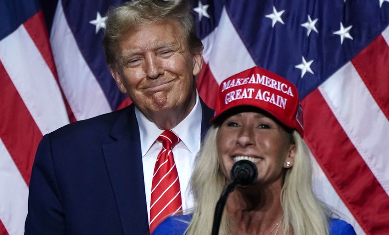 Marjorie Taylor Greene junto a Donald Trump.