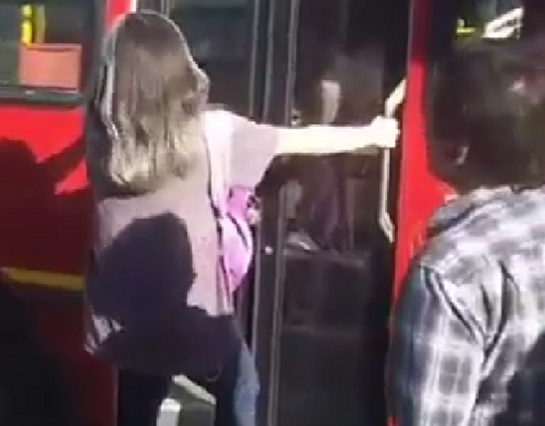 Video La Violenta Reacción De Una Mujer Que Se Colgó Del Colectivo Porque El Chofer No La Dejó 1038