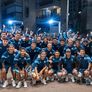 El plantel de Racing en la puerta del hotel con los hinchas de fondo. El plantel de Racing en la puerta del hotel con los hinchas de fondo.