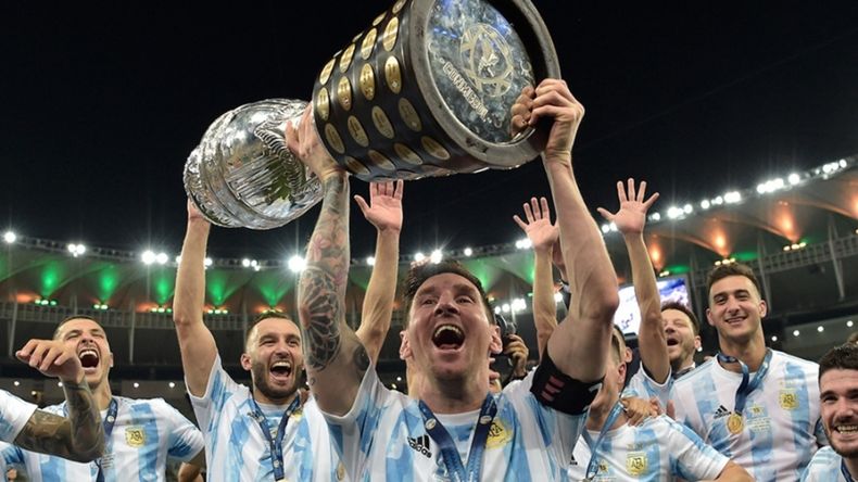Messi levantando la Copa América en el Maracaná de Río de Janeiro