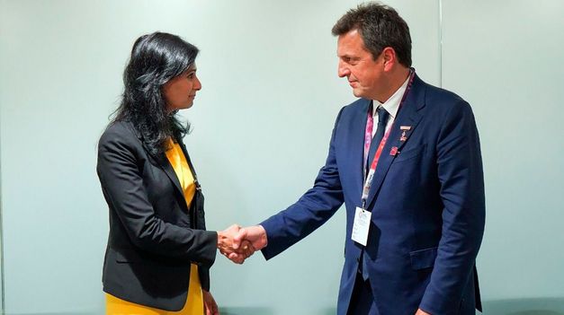 Massa junto a Gita Gopinath, subdirectora gerente del FMI.