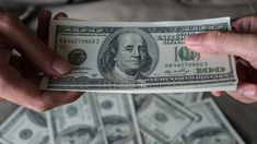 El dólar blue se mantiene a $276 para la venta. El dólar blue se mantiene a $276 para la venta.