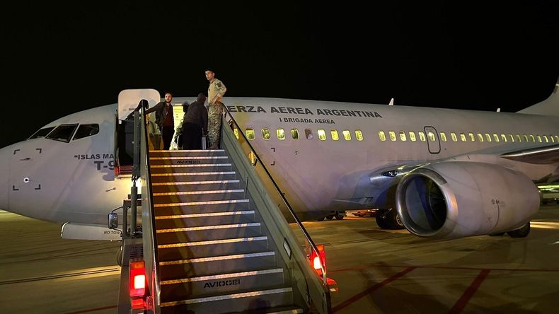 El avión de la Fuerza Aérea que traslada a los argentinos desde Tel Aviv.