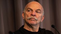 Caparrós criticó la destrucción del monumento de Bayer: Se atreven con un muerto que está más vivo que ellos