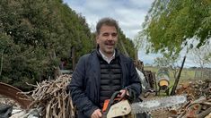 Cristian Ritondo con la motosierra.