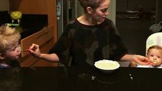 Luisana Lopilato y le da de comer a sus dos hijos a la vez. Luisana Lopilato y le da de comer a sus dos hijos a la vez.