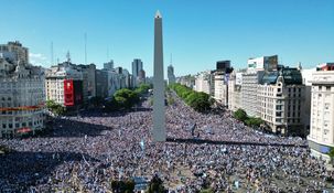 Una multitud copó las calles para ovacionar a los campeones en 2022.