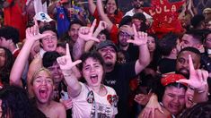 Jóvenes festejando el triunfo de Lula ayer por la noche en las calles de San Pablo.