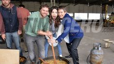 Suar y Oreiro en una paella hecha en casa con el elenco de Solamente vos Suar y Oreiro en una paella hecha en casa con el elenco de Solamente vos