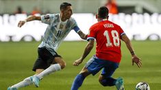 Di María, de gran primer tiempo, intenta eludir a Vegas. Di María, de gran primer tiempo, intenta eludir a Vegas.