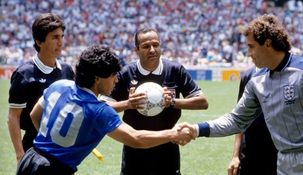 Maradona, el árbitro Bin Nasser y el arquero Shilton.