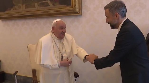 El Papa pudo continuar con su agenda de jueves. El brazo fue vendado por precuación.&nbsp;
