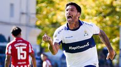 El Pata festeja su tanto contra el eterno rival. El Pata festeja su tanto contra el eterno rival.