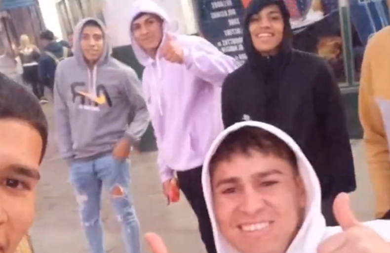 Unos jóvenes encontraron el celular que perdió y se lo devolvieron con un video viral.
