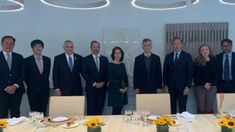 El expresidente junto a los embajadores del G7. El expresidente junto a los embajadores del G7.