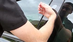 Brandon Dalaly se implantó una llave para encender su vehículo Tesla.