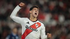Lautaro Rivero grita con alma y vida su gol de cabeza.