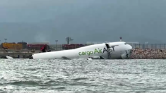 Los cuatro tripulantes del avión sobrevivieron. Los cuatro tripulantes del avión sobrevivieron.