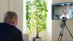 Peng Shuai hablando en videoconferencia con Thomas Bach este domingo.