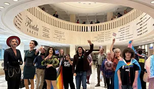 El proyecto&nbsp;prohíbe a las personas transgénero usar baños públicos que no coincidan con su sexo al nacer.