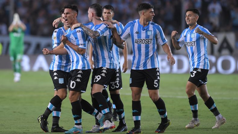 Los jugadores de la Academia festejan la victoria.