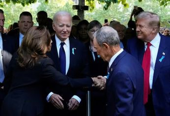 Harris y Trump se saludaron antes del acto en el memorial Ground Zero.