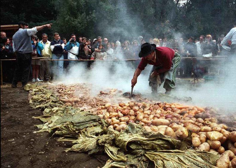 Fiesta del Curanto: el evento para conmemorar la llegada de los colonos suizos que se asentaron en la zona de la cordillera a fines del siglo XIX para dedicarse a la agricultura y ganadería.