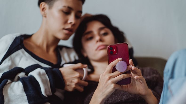 WhatsApp tiene una función para que tu pareja no pueda revisarte el celular.