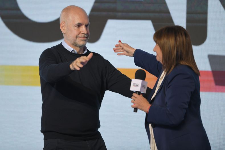Bullrich se abraza con Larreta tras su victoria en las PASO.