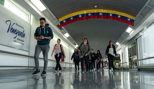 El primer vuelo en llegar al aeropuerto venezolano fue de la compañía colombiana de Avianca.&nbsp;