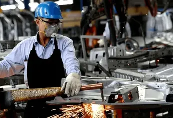 El modeloextractivista desplaza al productivo y golpea al empleo registrado. El modeloextractivista desplaza al productivo y golpea al empleo registrado.
