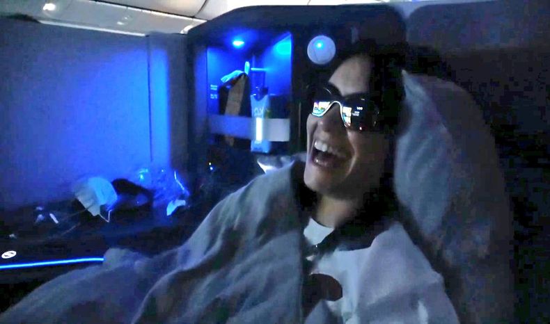Lali Espósito en el avión rumbo a Qatar.