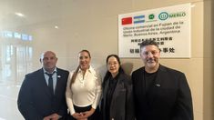 El intendente, Gustavo Menéndez, junto a la comitiva oficial de Merlo. El intendente, Gustavo Menéndez, junto a la comitiva oficial de Merlo.