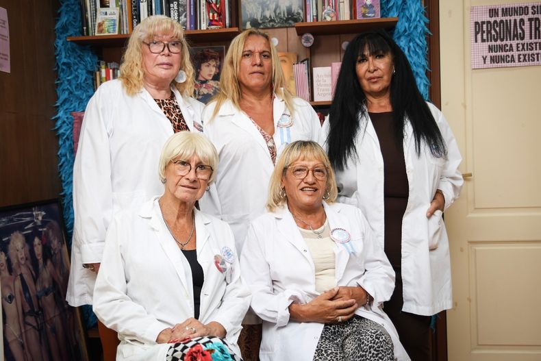 Sonia, Mychel, Marcela, Ornella y Carolina son integrantes del Archivo de la Memoria Trans. 