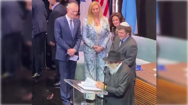 El presidente Milei y su hermana Karina fueros distinguidos como Embajadores de la Luz.